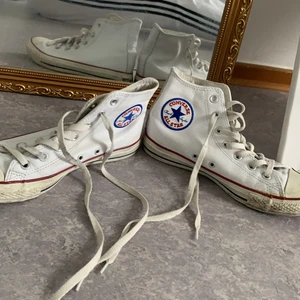Converse  - Säljer mina inte så använda skinn converse i mkt bra skick 🥰inget fel på dom och funkar helfritt väldigt fina att ha nu under sommaren och rocka sina utomordentliga converse 😙nypris 1000 kr och därför säljer jag för 500 