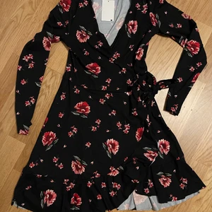 Stretchig Omlottklänning - Helt ny, hade köpt för liten stl vilket jag insåg försent. Lappen sitter kvar. 