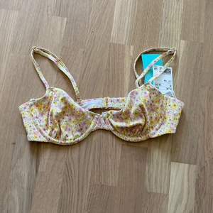 Fin blommig bikini  - Köpte tyvärr fel storlek och hittar inte kvittot så jag säljer den här. Endast testad en gång lappar kvar och då 