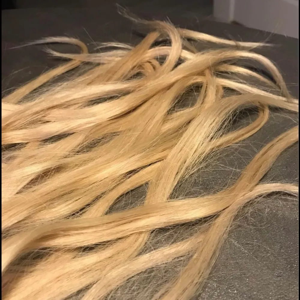 Inköpt hos frisör och använt ett par veckor. 18 slingor (dubbla) som är mellan 38-42 cm långa. Några fästen är lite lila (efter användning av silverschampoo) men det syns inte när dom är isatta.  Räcker till en komplett hårförlängning, bara ta med till fr. Övrigt.