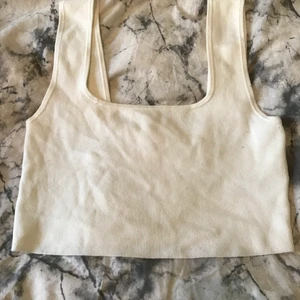 Vit topp - Super söt och fin topp, passar perfekt till t.ex. lågmidjade jeans eller shorts till sommaren! 