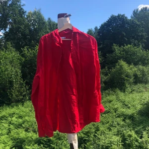 Röd linneskjorta - Jätteskön och snygg skjorta från Remain i 100% lin. Storlek 44 men är passar jättebra oversized! Nyskick