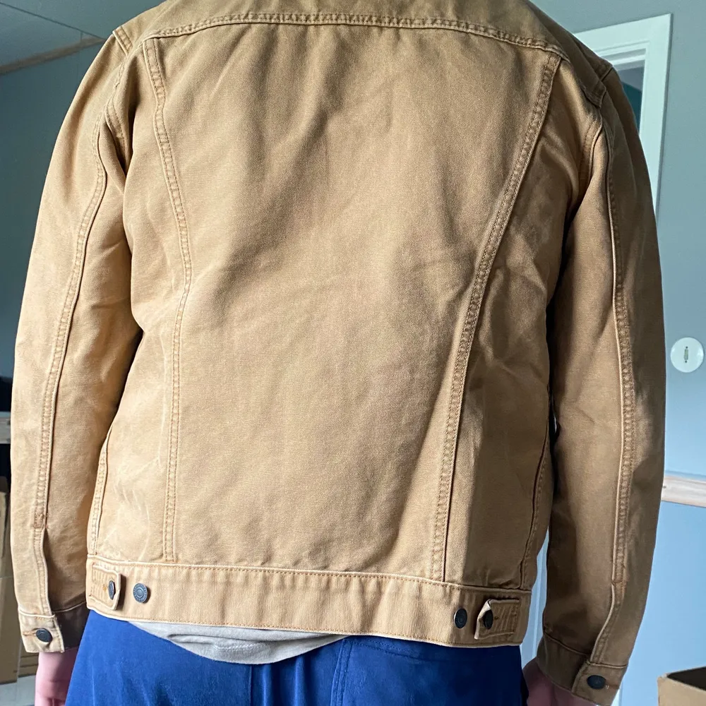 Levis jeansjacka i storlek XL, jackan är använd 1-2 gånger och är i nyskick,  Frakten kan gå på mellan 69-79 beroende på vilket paket jackan går ner i💕  Hör av er för fler bilder eller frågor. Jackor.