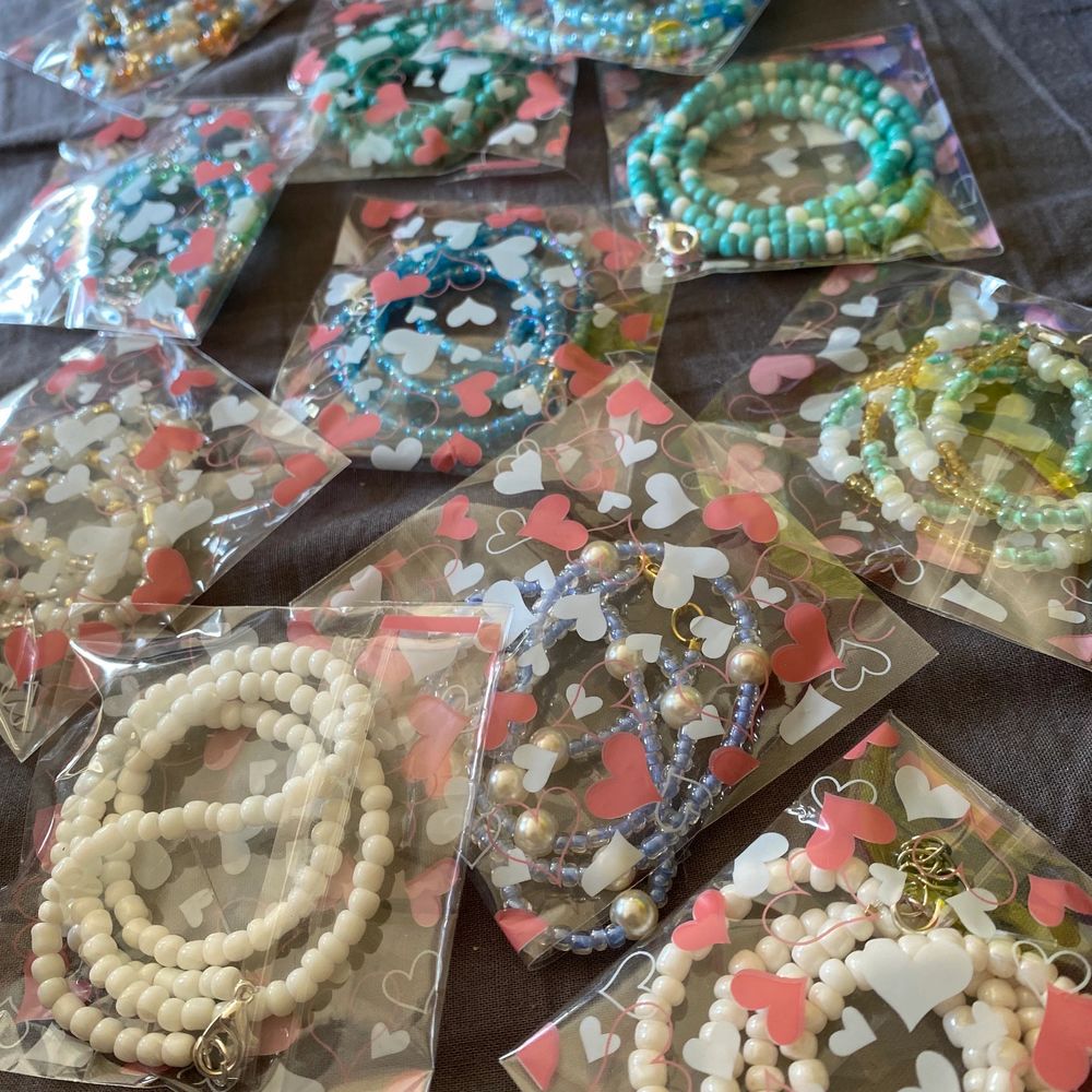 Halsband olika färger och berlocker alla halsband finns andra bilder alla halsband är runt 35 cm. Säljer dom billigt för vill bli av med det ! 2 för 20kr. Accessoarer.
