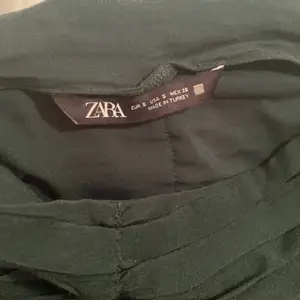 Hej, Jag säljer min fina mörk grön kjol från Zara. Storlek S men passar även XS!! Kan mötas upp i Lund/Lomma eller postar jag kjolen!! Postbevis skickar jag!! 165 kr + frakt som jag tror ligger vid 40-60 kr❤️