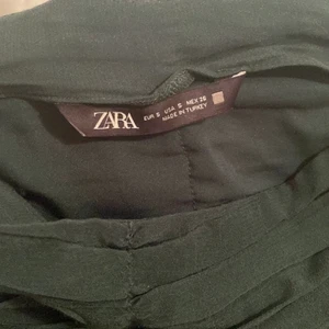 Grön kjol från Zara - Hej, Jag säljer min fina mörk grön kjol från Zara. Storlek S men passar även XS!! Kan mötas upp i Lund/Lomma eller postar jag kjolen!! Postbevis skickar jag!! 165 kr + frakt som jag tror ligger vid 40-60 kr❤️
