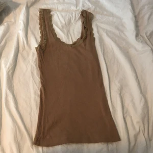 Det är ett brunt linne som kommer ifrån lager 157. Är i storlek xs. - Jag har använt den 2 gånger haft den mindre en ett halv år.