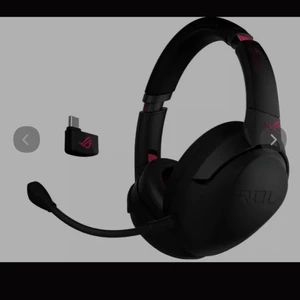 ASUS ROG Strix Go 2.4 Electro Punk, Oanvända - Anslutning: Trådlös USB-C-adapter/3,5 mmTrådlös anslutning med 2,4 GHz låg latensBatteritid: 25 timmar40 mm ASUS Essence högtalarelementExtremt lätt konstruktionAI-brusreducerande mikrofonSkyddande resefodralKompatibilitet: PC, MAC, Mobile, PS4, Nintendo 