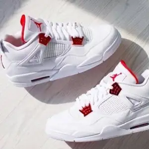 Jordan 4 metallic red reps. Bilden är tagen från internet då jag är bortrest och inte har en bra bild på skorna. Är helt nyskick. Låda finns kvar men den har tagit skada. Börjar pris på 1000kr är villig att sänka vid rimligt bud.