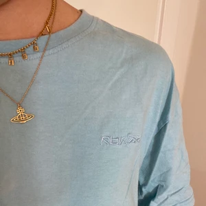 Reebok, t-shirt  - Ljusblå vintage t-shirt från Reebok💓 märkte att den har små, ljusa fläckar på några ställen på ryggen, men inget jag tänkt på förrän nu (se bild)