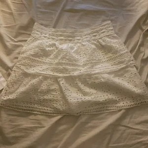 Zara kjol - Säljer denna populära volangkjol från zara💕 strl 164 cm men passar bra på mig som är 155💕  köparen står för frakt (66kr spårbar) men om man vill ha någon annan frakt är det bara att säga till💕