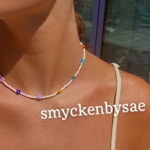 Pärlhalsband  - Vi gör detta otroligt fina pärlhalsband som Linn Ahlborg bär. Kan såklart göras i andra modeller och färger beroende på önskningar💗 Priset är 79kr 💗 Frkat 13kr