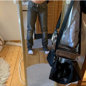Jeans  - Lågmidjade svarta jeans hör av dig om du är intresserad. Köparen står för frakten 