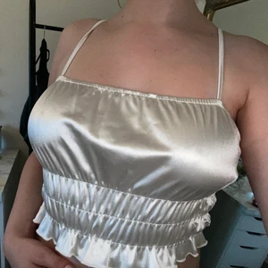 Vit satin top  - Vit top, passar den med lite större byst då jag upplever den som för stor där.