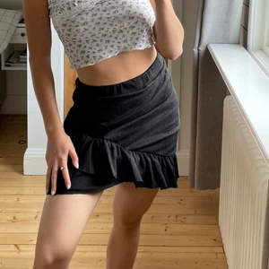 kjol med volanger - s - supersöt & somrig svart kjol med volanger från Nelly i storlek S. sparsamt använd! är 164cm lång.