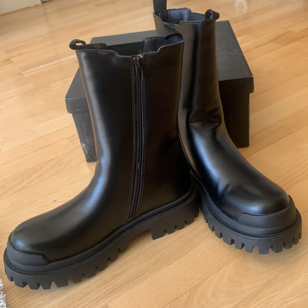 Chunky boots från missguided, storlek 39. Aldrig använda, nypris 699 kr, säljes för 400 kr plus frakt. . Skor.