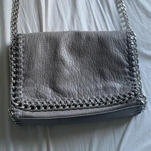 Tiamo - (kan sälja för 400kr om snabbt svar) Säljer en grå TIAMO väska som har 5 st fack. Köpt för 540kr på plick men säljer för 470kr. Skriv om intresserad❤️