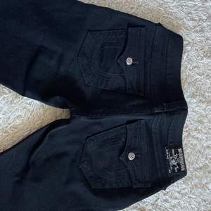 INTRESSEKOLL‼️ Ett par svarta skinny jeans i märket True religion i storlek 28. Inga defekter.