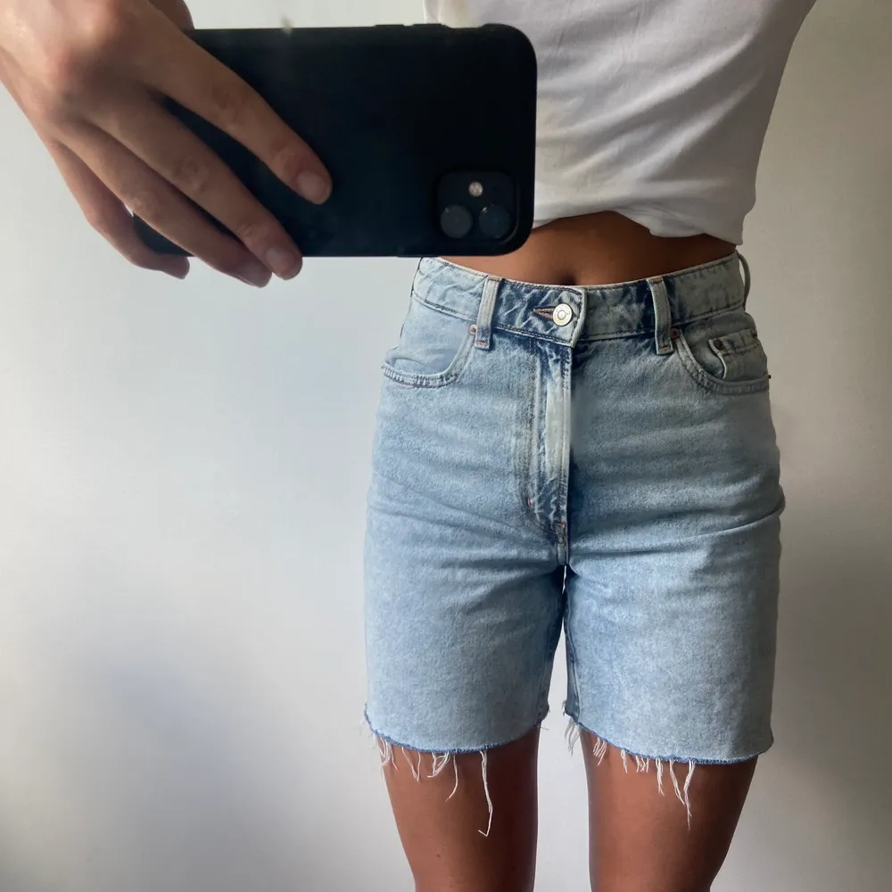 Ljusblåa shorts köpta förra sommarn men väldigt sparsamt använda och som nyskick, säljer då dom blivit för små för mig!💕nypris:249 kr!. Shorts.