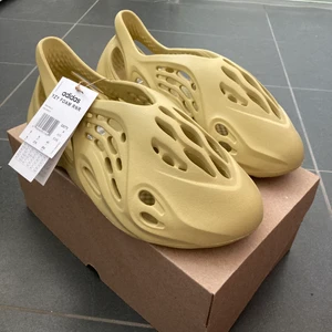 Yeezy Foam Runner “SULFUR”  - Storlek 43 Helt oanvända och köpta på adidas CONFIRMED. Online kvitto finns👍 Skön sneaker till sommaren😁