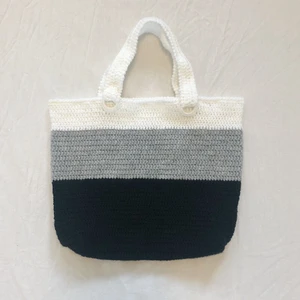 Söt handvirkad väska - Färg: vit/grå/svart, neutral Modell: dam/kvinna/womens, crochet, totebag, axelväska, påse Mitt pris: 120 kr   Kolla in mina andra annonser, säljer bl.a Levis, Champion, Victorias Secret, Tommy Hilfiger, Calvin Klein, Adidas, Nike, Puma, Aimn, Gymshark, Br