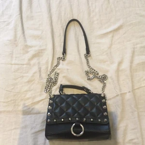 Zara väska med nitar - Säljer denna super fina väskan från Zara med nitar på. Aldrig använt. Säljer för den inte kommer till användning. Inga nedsättningar.