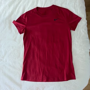 Träningströja  - Använd 1 gång. Spårbarfrakt på 59kr som du själv står för 🫶🏼