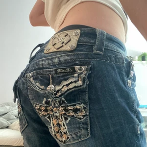 skit snygga Miss Me jeans  - Säljer dessa snygga Miss Me jeans som är helt oanvända. Inga defekter utom bakfickan som är lite uppåtböjd men går att stryka. Snygga detaljer med rhinestones och paljetter på jeansen!! Kontakta för mer info 💖