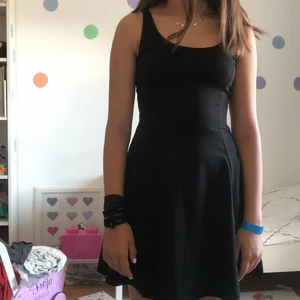 Svart ribbad klänning stadig trikå - Super clean svart ribbad klänning i stadig trikå. Aldrig använd mer än provad.   Kan användas till flera olika tillfällen casual, fest, strand. 