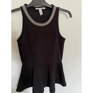 Svart topp från Nelly - Superfin peplumtopp från Nelly i storlek XS