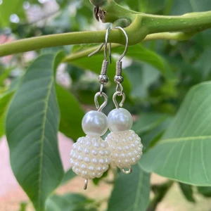 Örhängen  - Vi är ett ungdrive företag som gör smycken. Detta är våran första produkt. Följ oss gärna på instagram också där vi heter l.e.a.f_sweden 