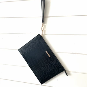 Väska - Superfin kuvertväska från Ideal of Sweden, helt oanvänd! Två fack varav ena har fack för kort! Perfekt för fest 