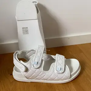 Vita sandaler från Public Desire i storlek 38, helt oanvända. Säljer pga för stora (jag har storlek 37). Supersköna och superfina! Perfekta till en söt sommarklänning🥰