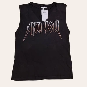 anti you-linne från bershka ☠️ - linne med anti you-motiv, axelvaddar och chocker detalj från bershka ☠️ - storlek s  köpt för några år sedan, men aldrig använd och lapparna är kvar. priset går att diskutera, så kom med egna förslag 😇 om fler skulle varaintresserade så blir det budgivning