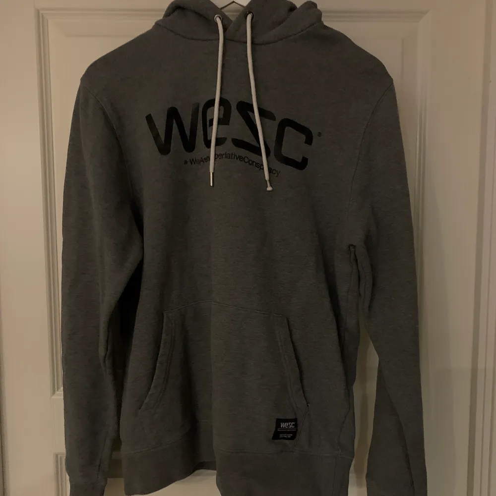 Otroligt fin hoodie från WESC, fint skick, det enda är metallbiten på ena snöret som saknas. Dyr vid inköp. Är öppen för prisförslag, kan mötas upp i Stockholm och det är bara att skriva för fler bilder:) storlek xl, men jag använde den oversized som xs/s. Hoodies.