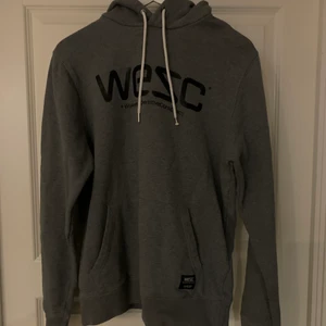 Hoodie WESC - Otroligt fin hoodie från WESC, fint skick, det enda är metallbiten på ena snöret som saknas. Dyr vid inköp. Är öppen för prisförslag, kan mötas upp i Stockholm och det är bara att skriva för fler bilder:) storlek xl, men jag använde den oversized som xs/s