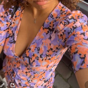 Sommrig klänning  - Super fin klänning från Bershka med rynkning fram och bak. ❤️