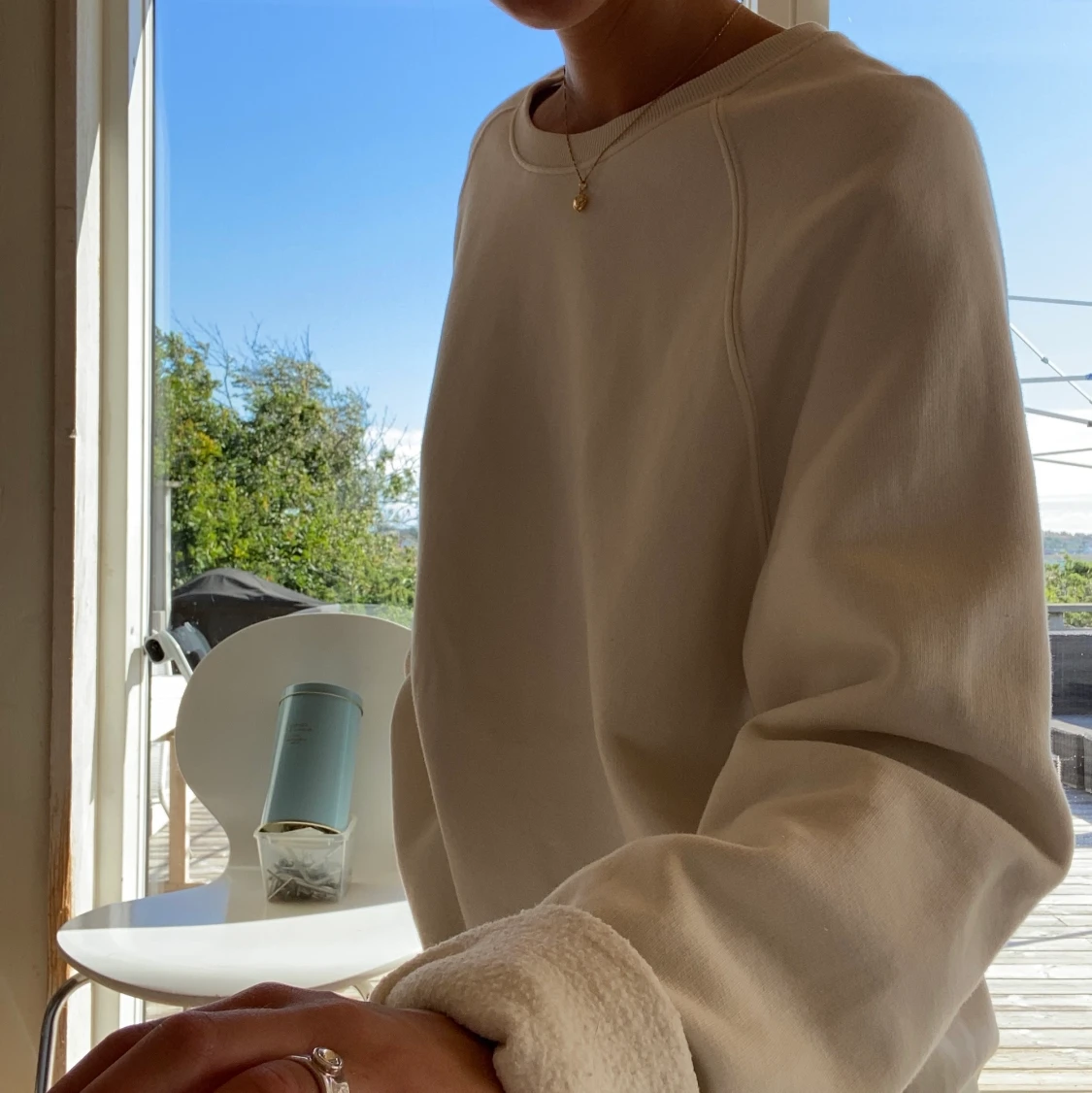 Vit tjocktröja från Weekday i strl XL - 90