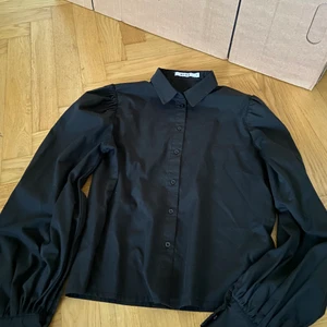 Skjorta - Svart skjorta från Nakd