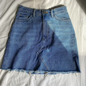 Jeanskjol från Monki - Jättefin jeanskjol från monki! Köpt för några somrar sen men knappt använd. Säljer pågrund utav att den blivit för liten. 