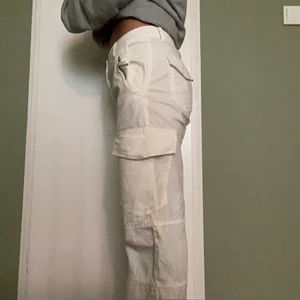 Vita cargobyxor från zara - Aldrig använda, endast prövade. Jättesköna byxor