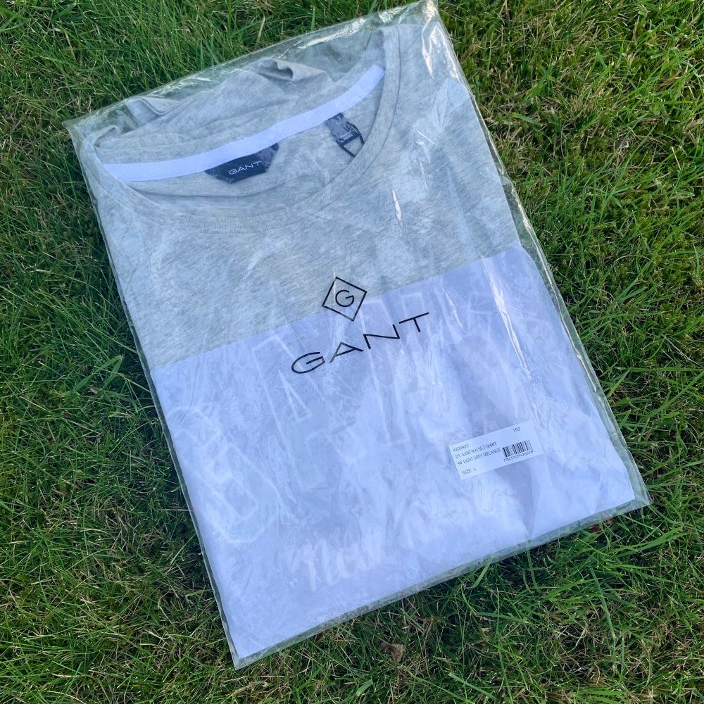 Helt ny ljusgrå T-Shirt från Gant med stort tryck på bröstkorgen. ”Klassisk” T-Shirt passform, ska ej vara åtsittande. Aldrig uppackad, storlek L.. T-shirts.
