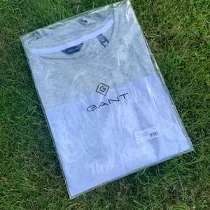 Helt ny ljusgrå T-Shirt från Gant med stort tryck på bröstkorgen. ”Klassisk” T-Shirt passform, ska ej vara åtsittande. Aldrig uppackad, storlek L.