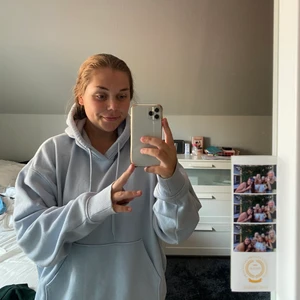 Ljusblå hoodie weekday storlek xs  - Stor mysig hoodie från weekday som är ljusblå och storlek xs. Älskar de då de är mjuka på insidan och ganska stora. Säljer däremot då jag har flera stycken och just denna inte riktigt kommit till användning. Skicket är bra och den är knappt använd. 