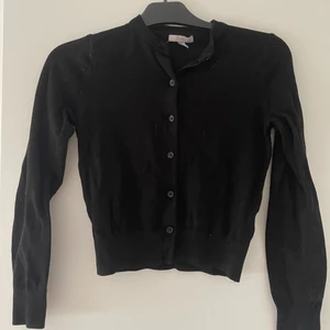 Kofta - Säljer denna finstickade koftan från H&M då den inte längre kommer till användning😊 hör av dig vid frågor eller intresse!