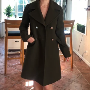 Kappa Massimo Dutti - Mörkgrön kappa från Massimo Dutti. Gott skick. Pris kan diskuteras.