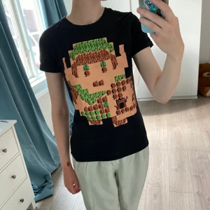Zelda tshirt  - Svart figurnära t-shirt med motiv av Zelda 1 . Kom med ett lootcrate paket jag köpte 2016. Lite lösa trådar men inga större skavanker . För frågor finns jag i DM ☀️
