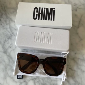 Chimi 008 - Solgalsögon från Chimi i modell 008, i färgen tortoise.  Endast använda ett fåtal gånger så är i väldigt fint skick. Finns inget att anmärka på. Glasögonfodral ingår.  Köparen står för frakt.