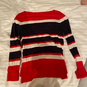 Tommy Hilfiger tröja  - Aldrig använd  Köpare står för frakt 29kr
