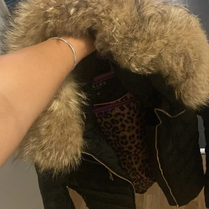 En jätte fin hollies jacka  - Säljer en jätte fin och inprincip ny hollies jacka bara använd 2 gånger i vintras den är inte sönder nån stans men inte min stil längre så därför säljer jag denna fina och varma jacka i priset ingår frakten 